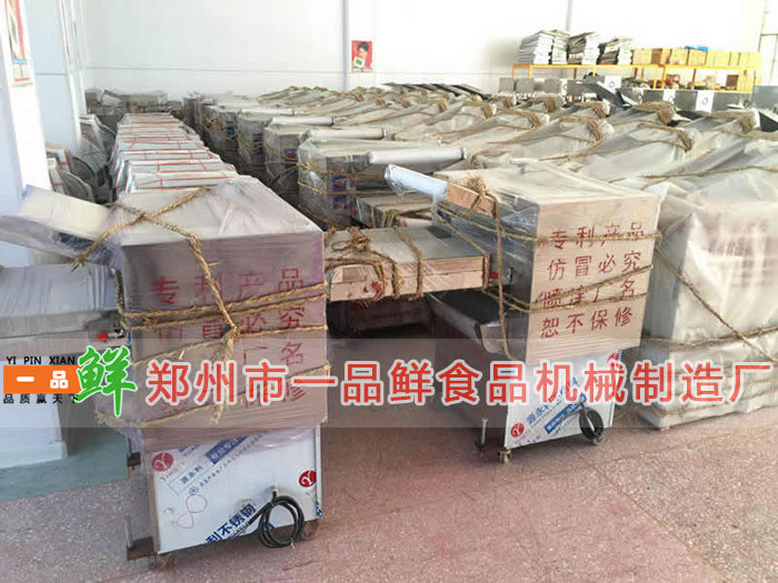 成品倉(cāng)庫中的全自動(dòng)揉壓機(jī)